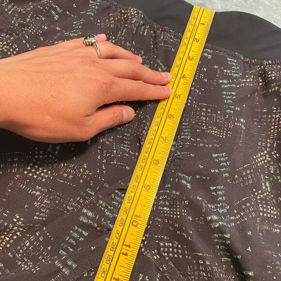 Lululemon T.H.E. Linerless Shorts Mens Large Multicolor AOP Black Athleisure - Picture 8 of 9